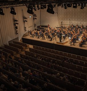 Foto vom Kammerorchester konzertant auf der Bühne in der Anton Bruckner Privatuniversität