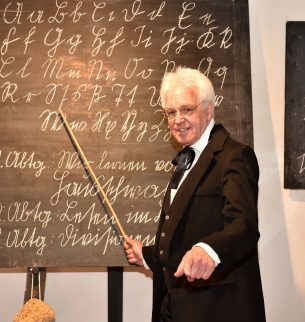 Wolfgang Hochreiter steht vor einer Tafel