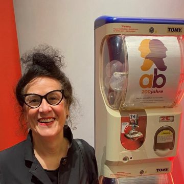 Prof. Dr. Elisabeth Schweeger, Artistic Director of the Capital of Culture Salzkammergut 2024, with the ab2024 cultural vending machine (by Helene Huemer).