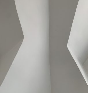 Zwei weiße Wände sind zu sehen, welche in einem spitzen Winkel aufeinander treffen.