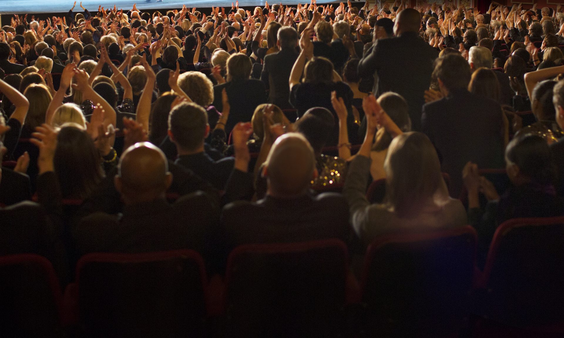 Applaudierendes Publikum im Theater