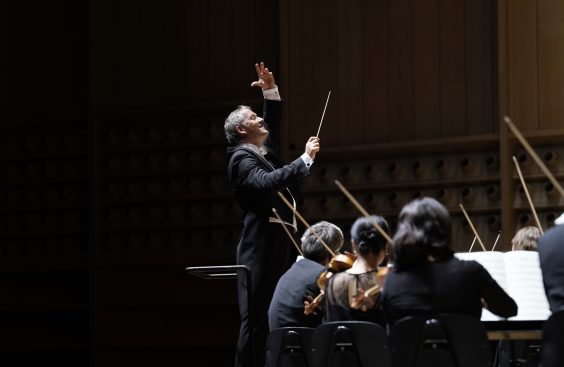 Foto: Dirigent Markus Poschner beim Dirigieren eines Konzerts