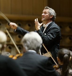 Foto: Dirigent Markus Poschner beim Dirigieren eines Konzerts.