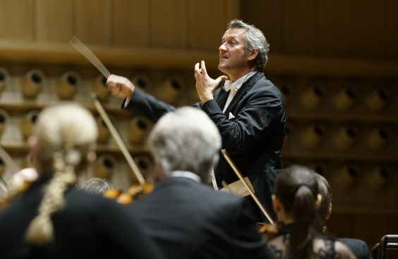 Photo: Conductor Markus Poschner conducting a concert.