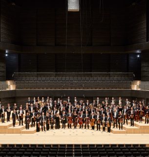 Gesamte Münchner Philharmoniker in einen Halbkreis Aufgestellt in einem Konzerthaus