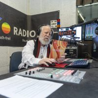Photo of Manfred Pilsz in the Radio FRO studio © Land OÖ Andreas Krenn