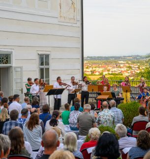 Musical event with audience in the Rose Garden, Ennsegg Castle