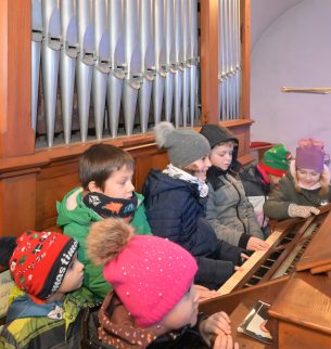 Kinder an einer Orgel